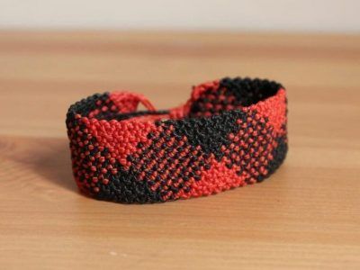 Brazalete ancho macramé de hilo encerado con patrón escocés