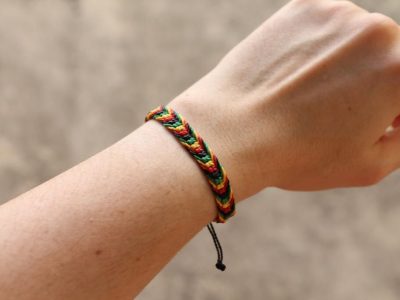 Pulsera con los colores de la bandera del movimiento rasta de los rastafaris surgido en Jamaica con el reggae