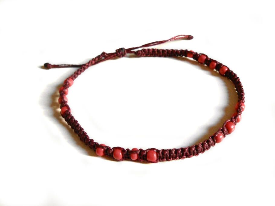 Pulsera tobillera con cuentas hecha de hilo encerado burdeos ideal para la playa para chico o chica