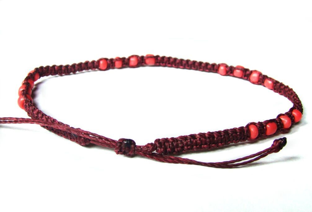 Pulsera de tobillo con cuentas de plástico hecha de hilo encerado burdeos