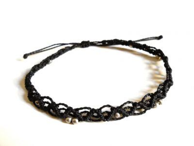 Pulsera de tobillo negra fina de hilo encerado tejida con nudos de macramé