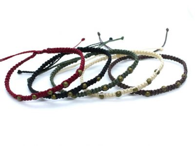 Pulseras de macramé étnicas sencillas hechas de hilo encerado y cuentas de metal en bronce