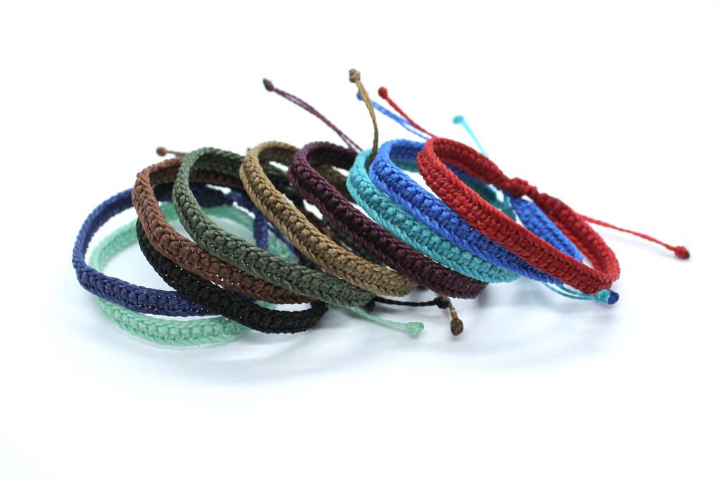Pulseras de macrame surferas de hilo encerado hechas a mano en colores variados