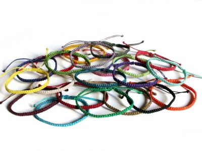 Pulseras de la amistad sencillas de hilo encerado en colores variados con nudo corredizo