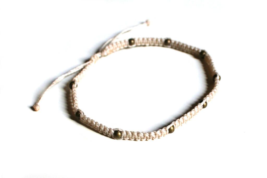 Tobillera bohemia en color beige claro con cuentas de metal