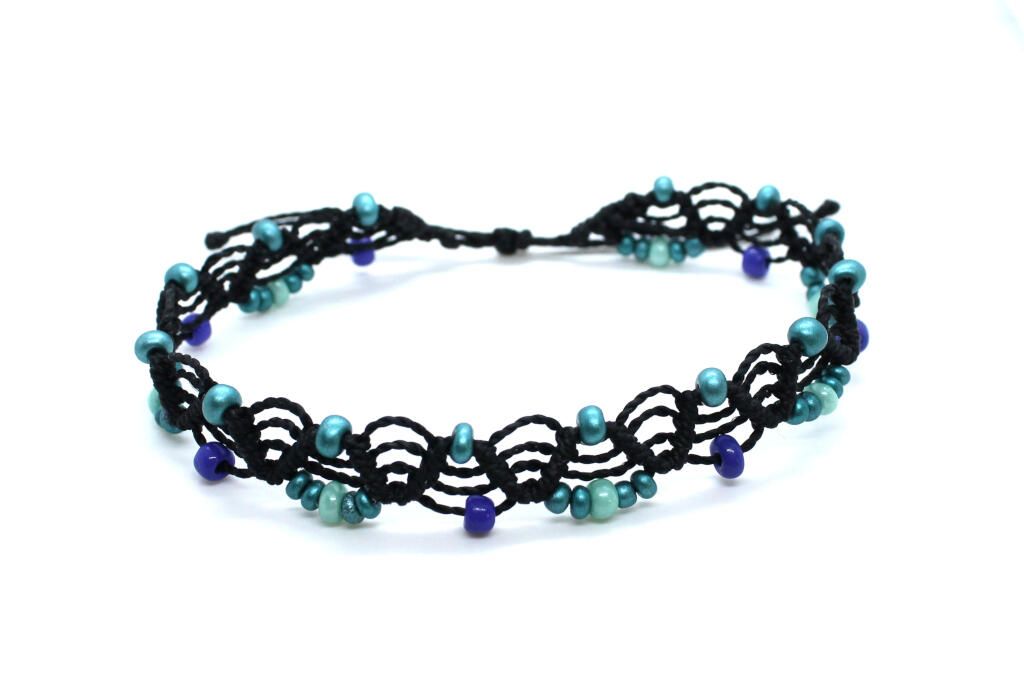 Tobillera bohemia para mujer hecha con hilo encerado y cuentas azules