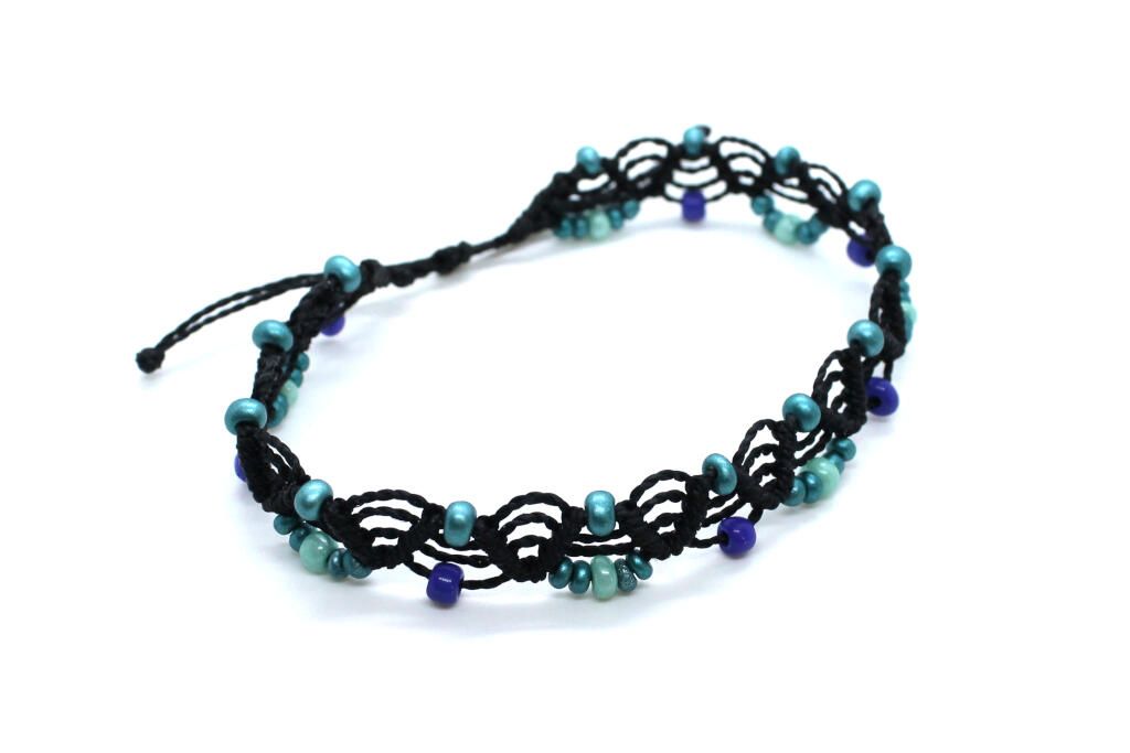 Tobillera boho de macramé con cuentas azul turquesa diseñada para mujer