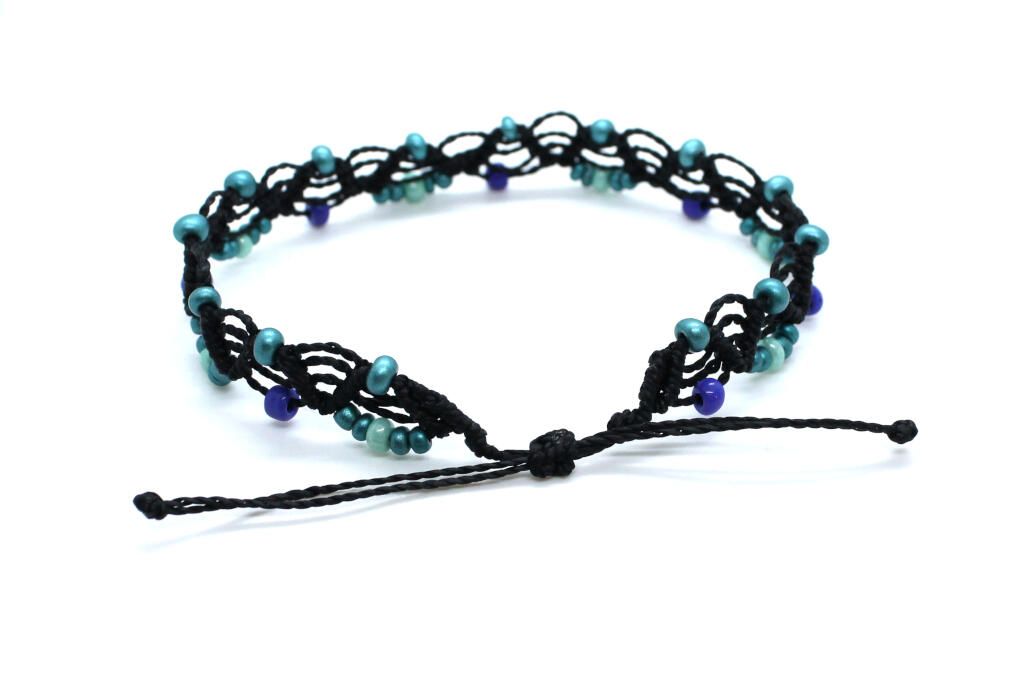 Tobillera boho de macramé con cuentas azul turquesa