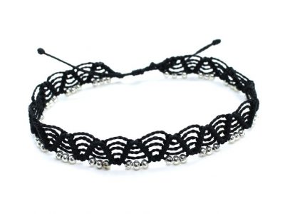 Tobillera de macramé con ondas y cuentas de metal plateadas