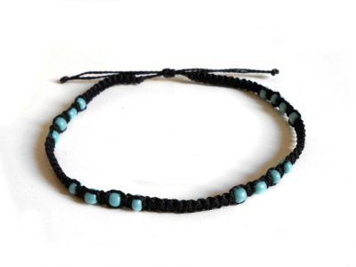 Pulsera de pie de macramé artesanal con cuentas azules ideal para el verano