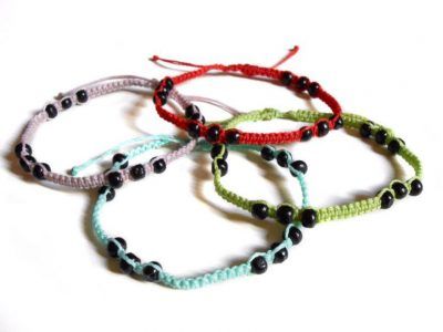 Tobilleras de colores personalizados con nudos de macramé y cuentas de madera