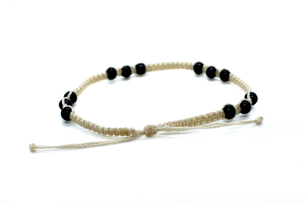 Tobillera de estilo tribal y étnico para chico en color beige con cuentas negras de madera
