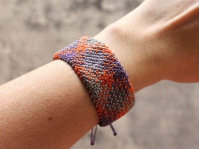 Pulsera ancha de micro macramé con nudo huesito hecha a mano con hilo encerado