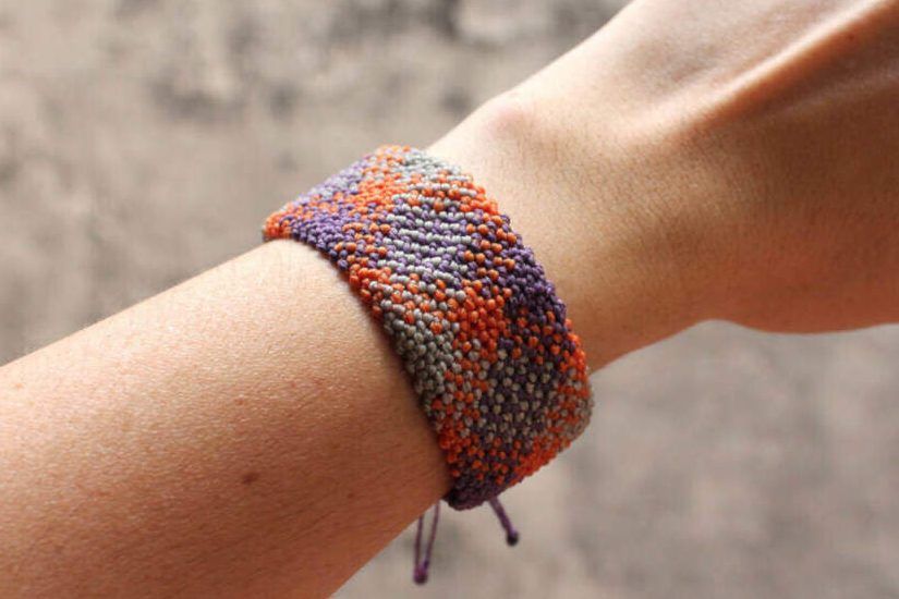 Pulsera ancha de micro macramé con nudo huesito hecha a mano con hilo encerado