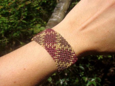 Pulsera de macramé unisex con patrón escocés tejida artesanalmente con nudos