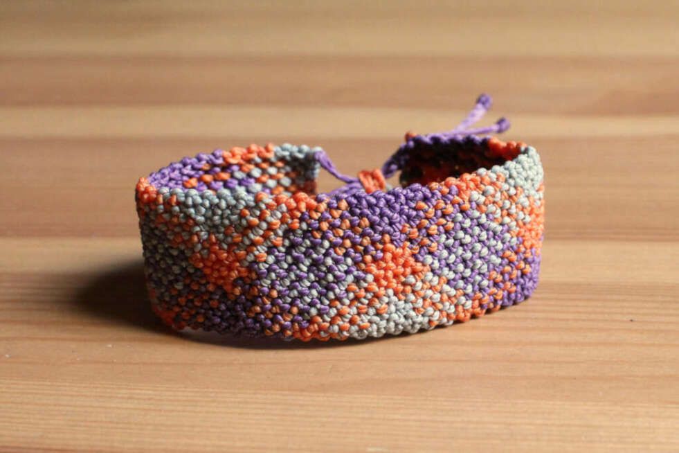 Pulsera ancha de macramé