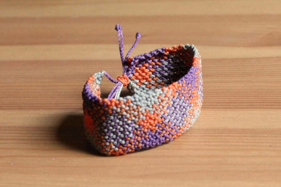 Brazalete de macramé hecho a mano con nudos