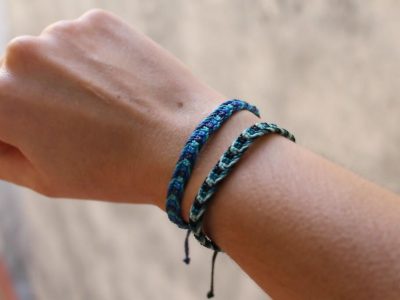 Pack 2 pulseras en tonos azules unisex hechas artesanalmente con nudos de macramé