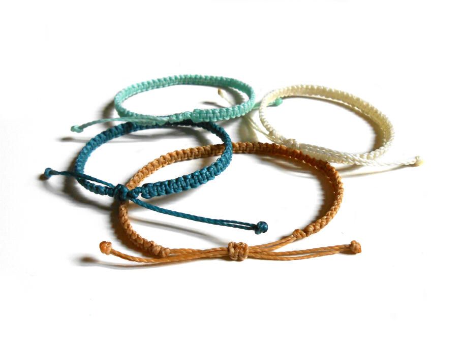 Pulseras de macramé hechas con nudo plano ajustables con nudo regulable y resistentes al agua