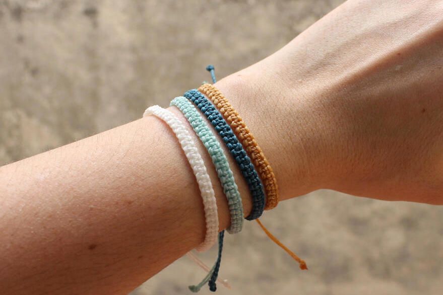 Regala pack 4 pulseras de la amistad de hilo encerado en colores variados