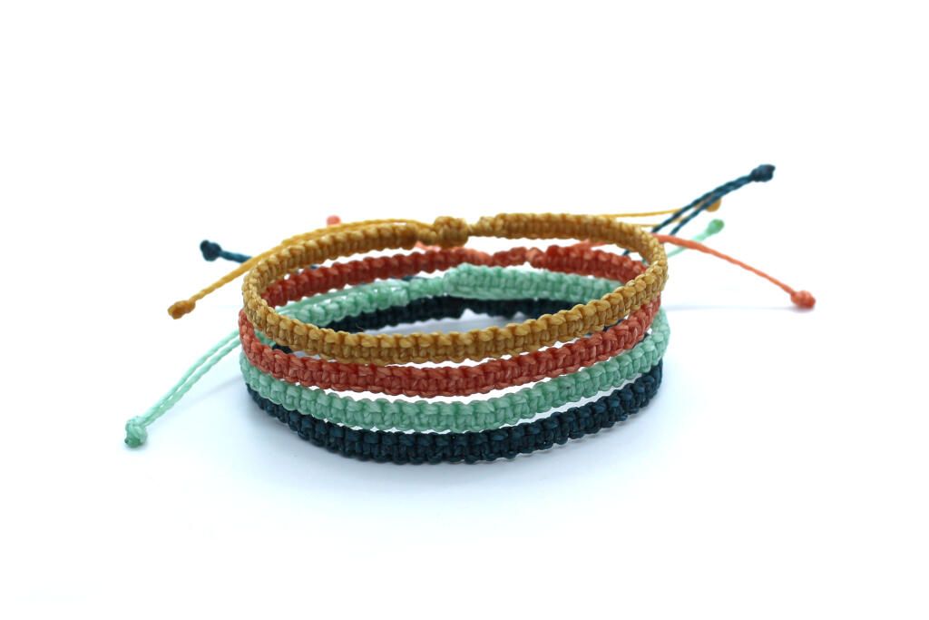 Lote de 4 pulseras de la amistad apilables hechas de hilo encerado y nudos de macramé