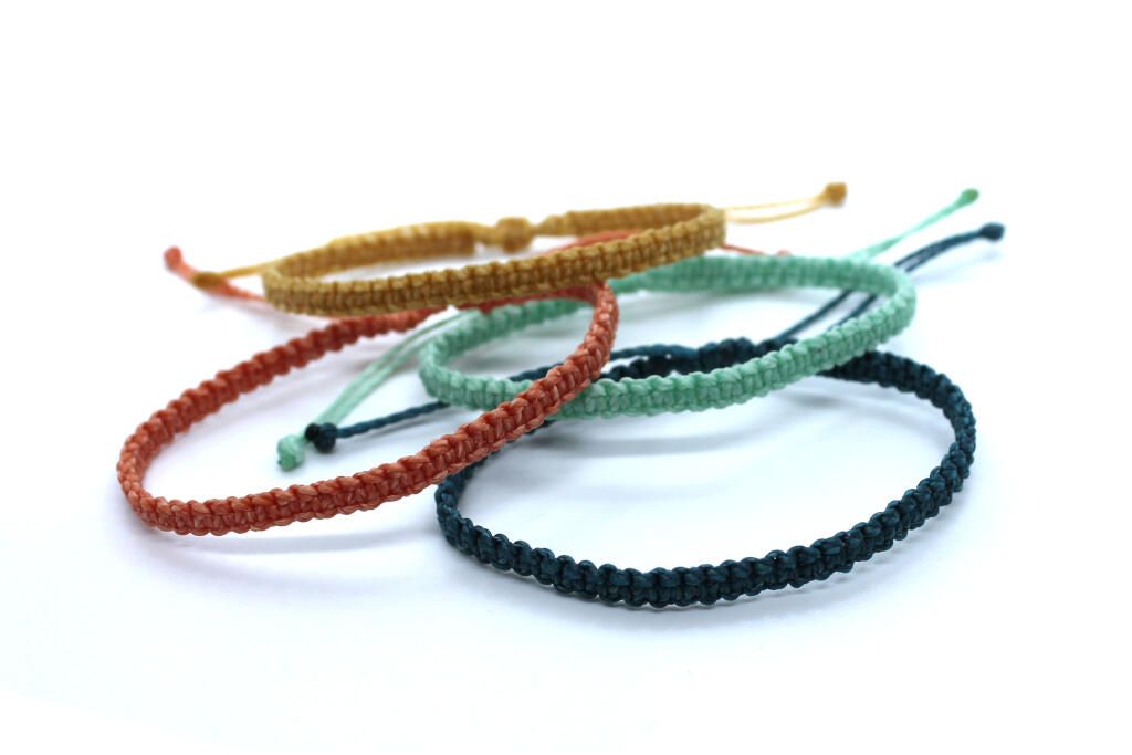 Conjunto de 4 pulseras de la amistad apilables hechas de hilo encerado y nudo plano de macramé