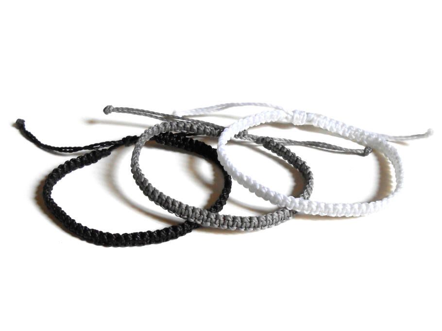 Pack de 3 pulseras de hilo para chico o chica: negra, blanca y gris