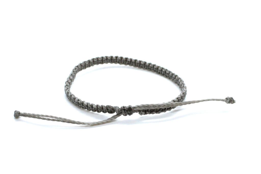 Pulsera gris de hilo encerado con nudo ajustable