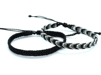 Conjunto de dos pulseras de la amistad en colores negro, blanco y gris