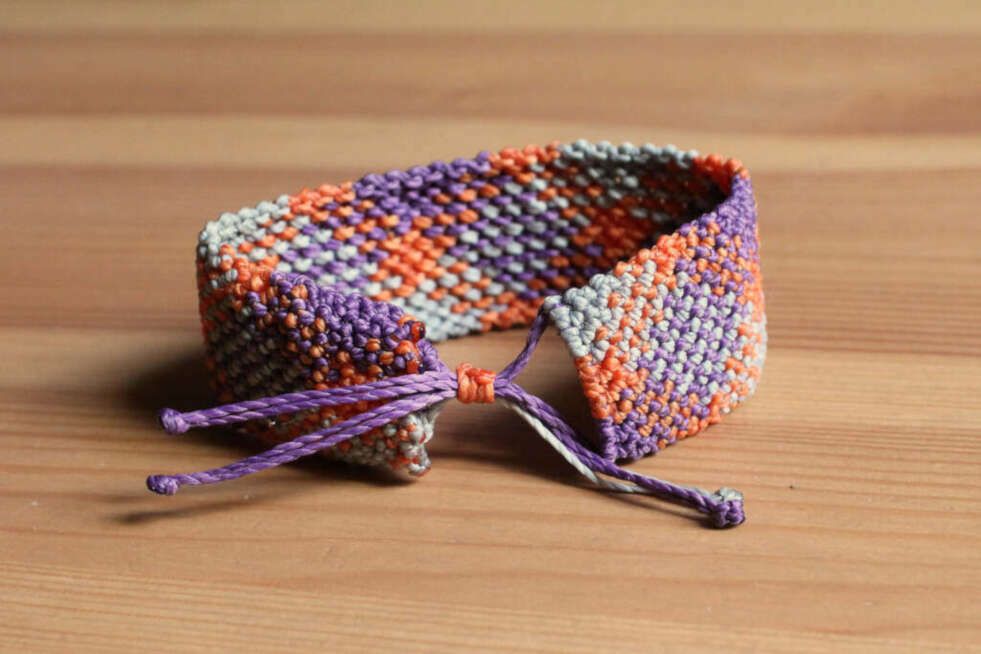 Brazalete de macramé tejido a mano con hilo encerado