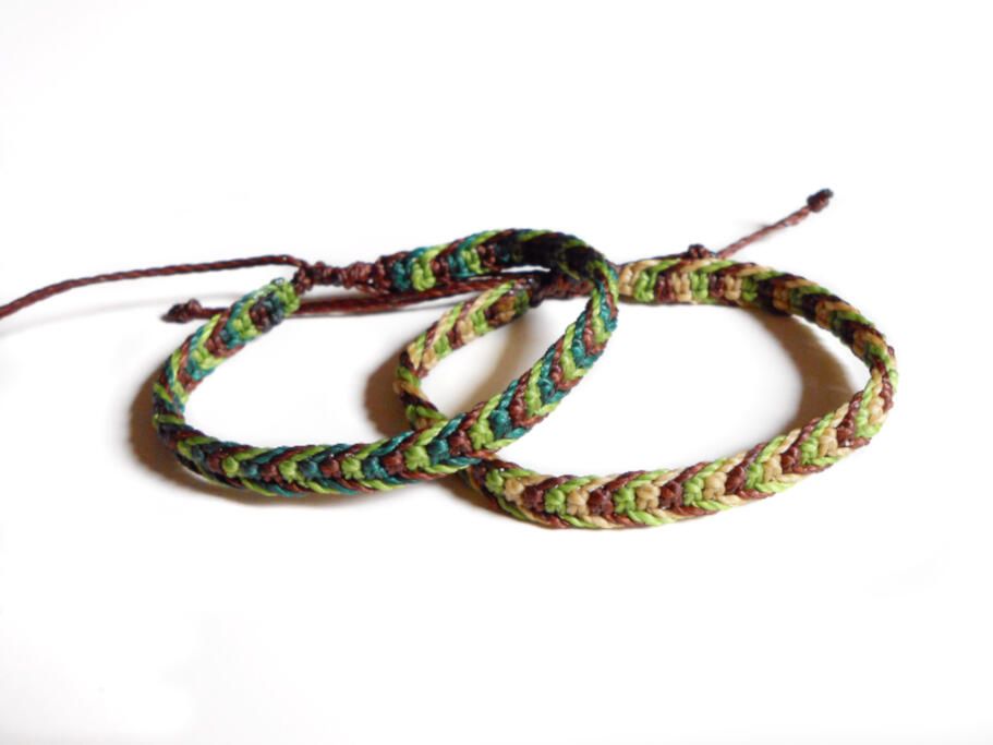 pulsera de hilo para hombre hecha de nudos de macramé