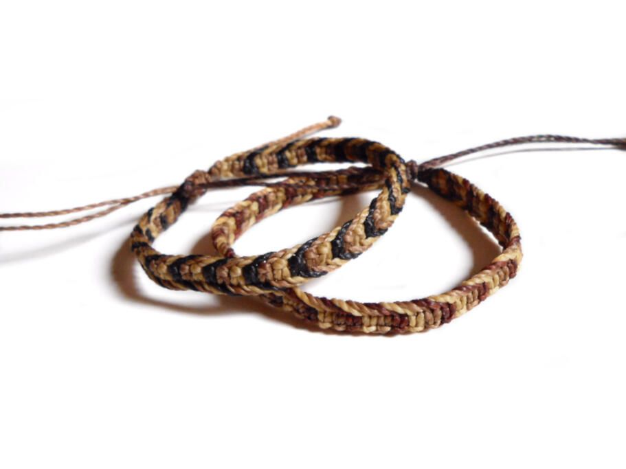 pulsera de hilo para hombre o mujer hecha de nudos de macramé