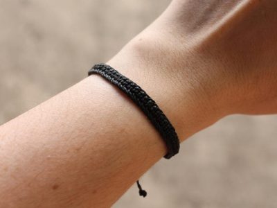 Pulsera negra de hilo encerado ajustable con nudo corredizo
