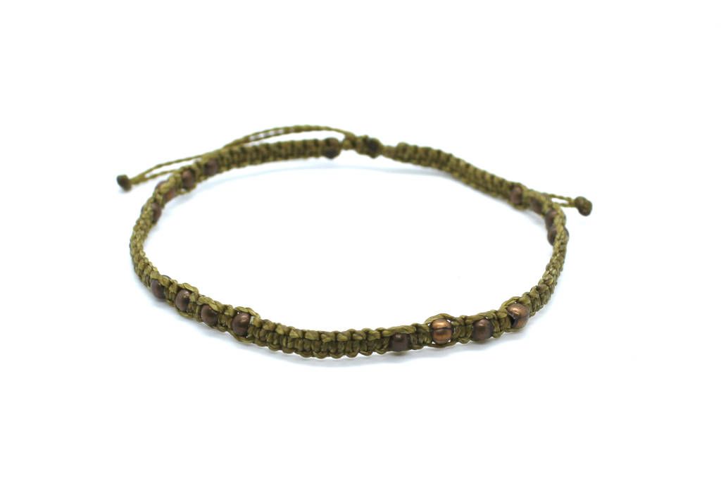 Tobillera de macramé estilo étnico hecha a mano con hilo encerado, nudos de macramé y cuentas de metal
