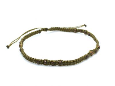 Tobillera de macramé estilo étnico hecha a mano con hilo encerado, nudos de macramé y cuentas de metal