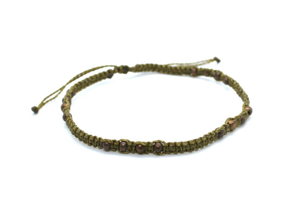 Tobillera de macramé estilo étnico hecha a mano con hilo encerado, nudos de macramé y cuentas de metal