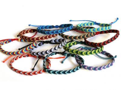 Pulsera de hilo encerado hechas a mano con nudos de macramé personalizadas con los colores que quieras