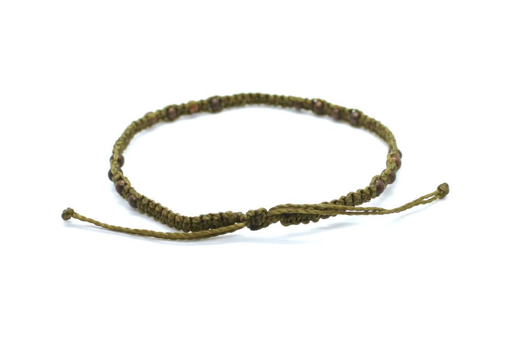 Pulsera tobillera de macramé con hilo encerado y cuentas de metal con baño de bronce