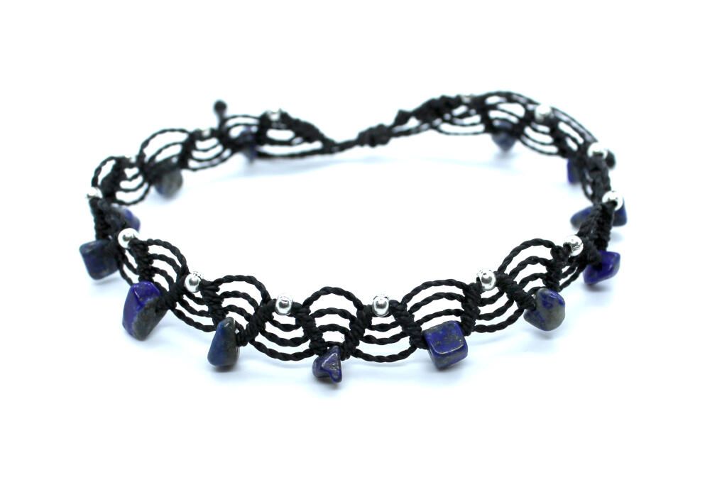 Pulsera tobillera bohemia de macramé con chips de lapislázuli