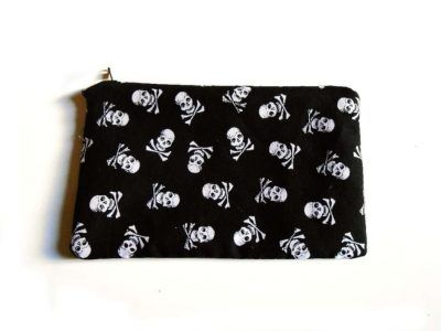 Estuche de calaveras negro con cremallera para llevar tus cosas organizadas en el bolso o mochila