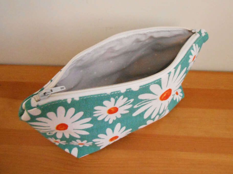 Estuche escolar o de maquillaje para llevar tus cosas organizadas en el bolso o mochila