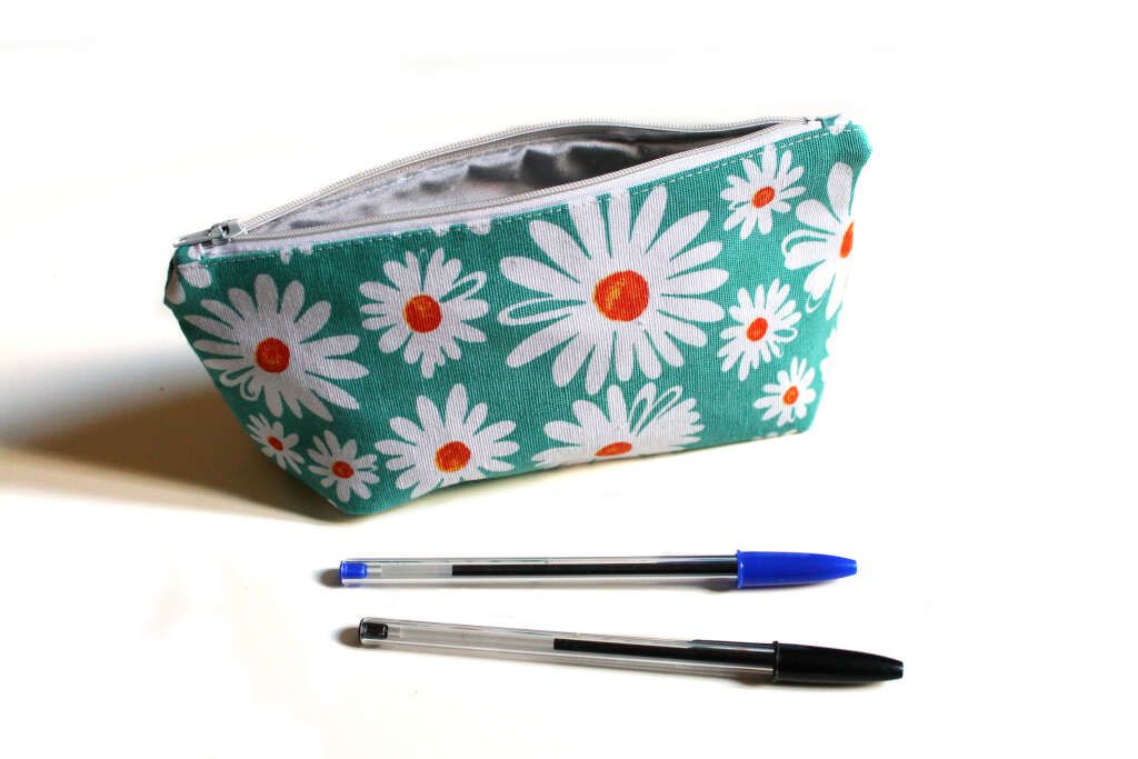 Estuche de tela loneta de margaritas con cremallera