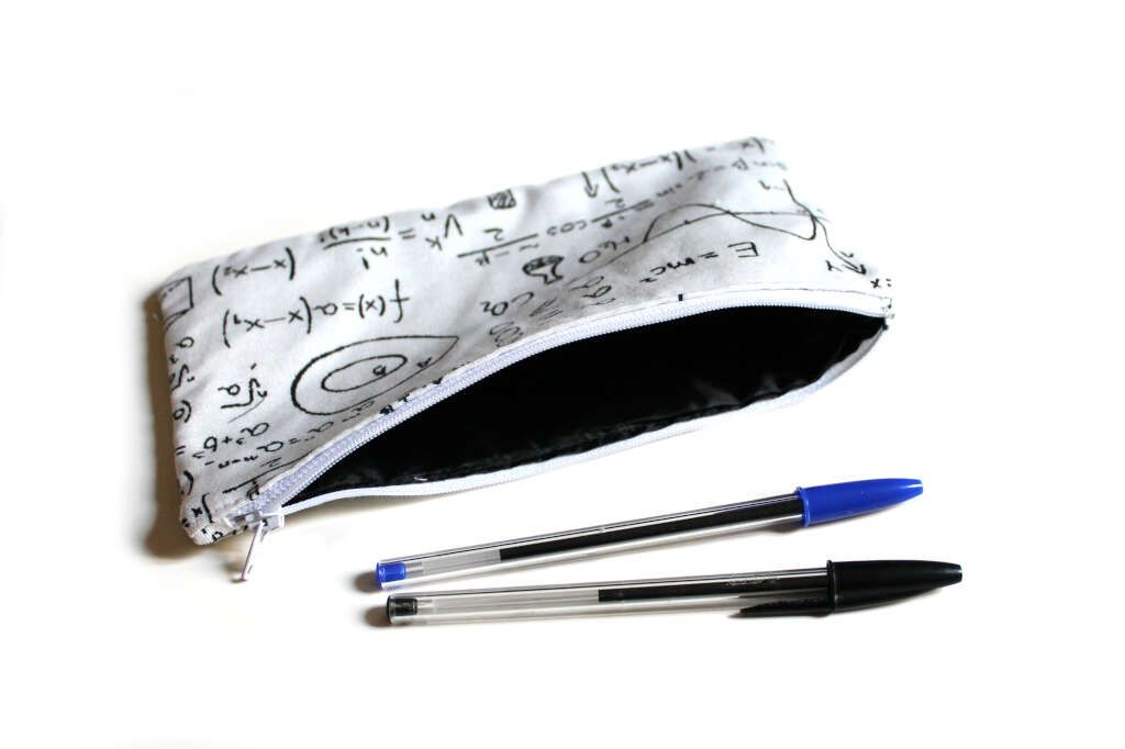 Original estuche con cremallera y estampado de ecuaciones matemáticas