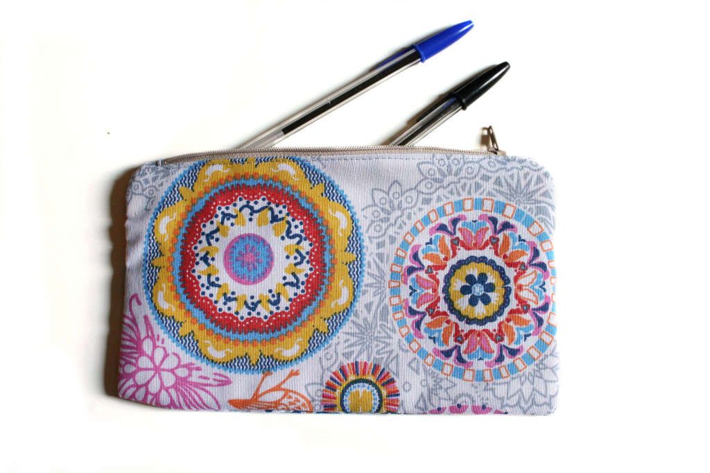 Estuche de tela para el colegio con estampado de motivos mandalas