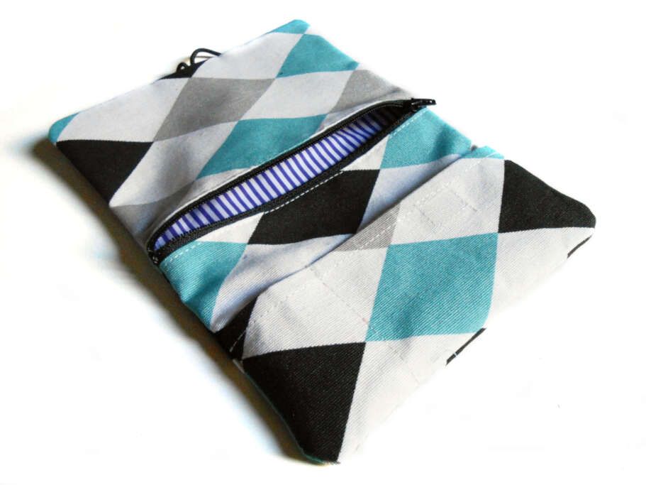 Taquera con cremallera hecha de tela con diferentes compartimentos para mechero, papel y filtros