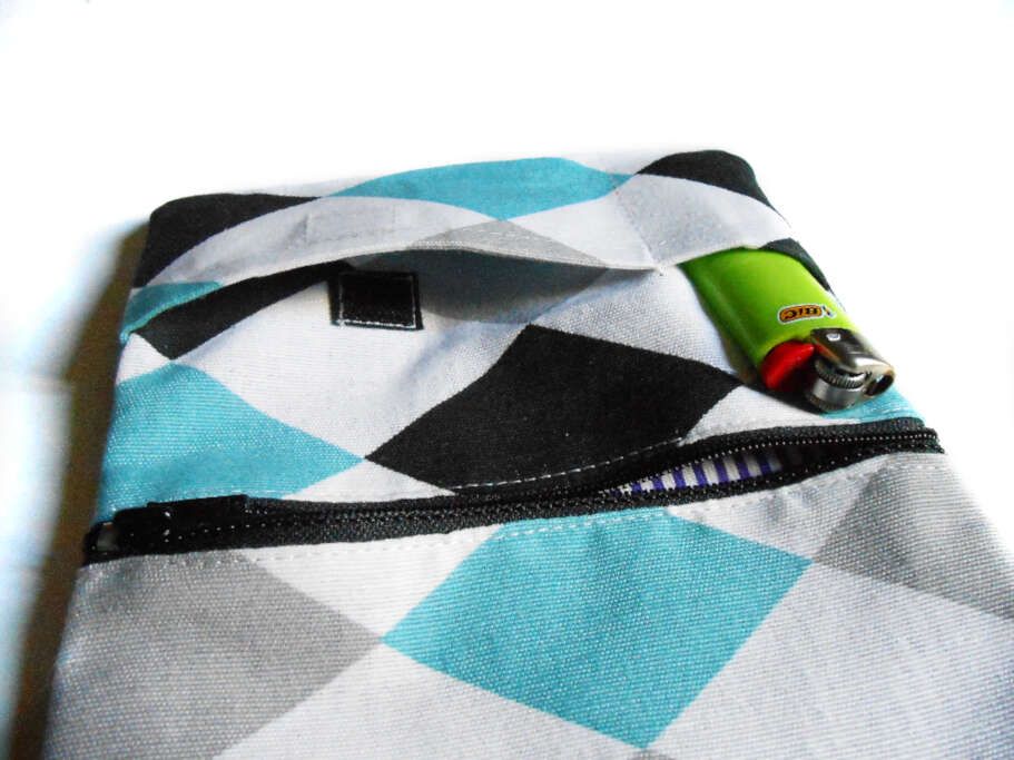 Taquera con cremallera hecha de tela con diferentes compartimentos para mechero, papel y filtros