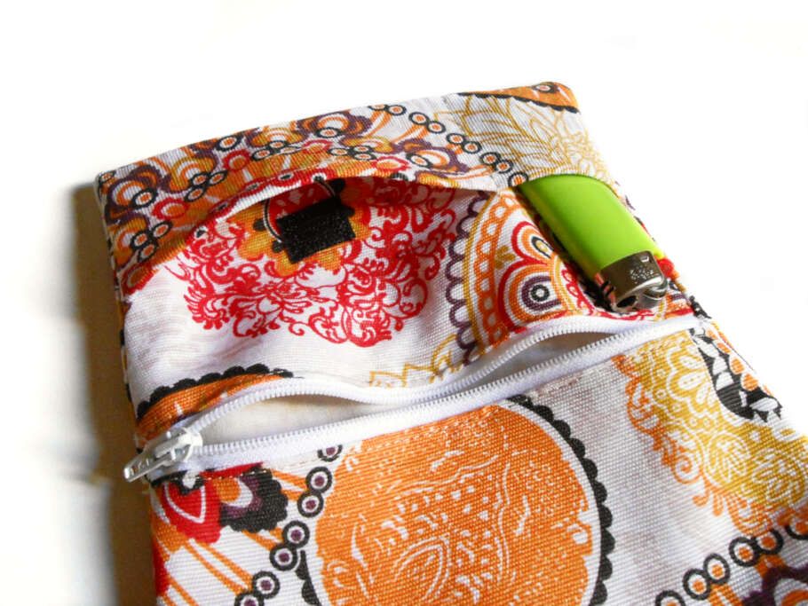 Cartera para guardar los paquetes de tabaco de liar y los demás accesorios