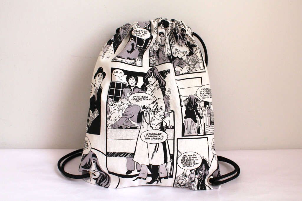 Mochila de tela loneta con estampado de comic en español