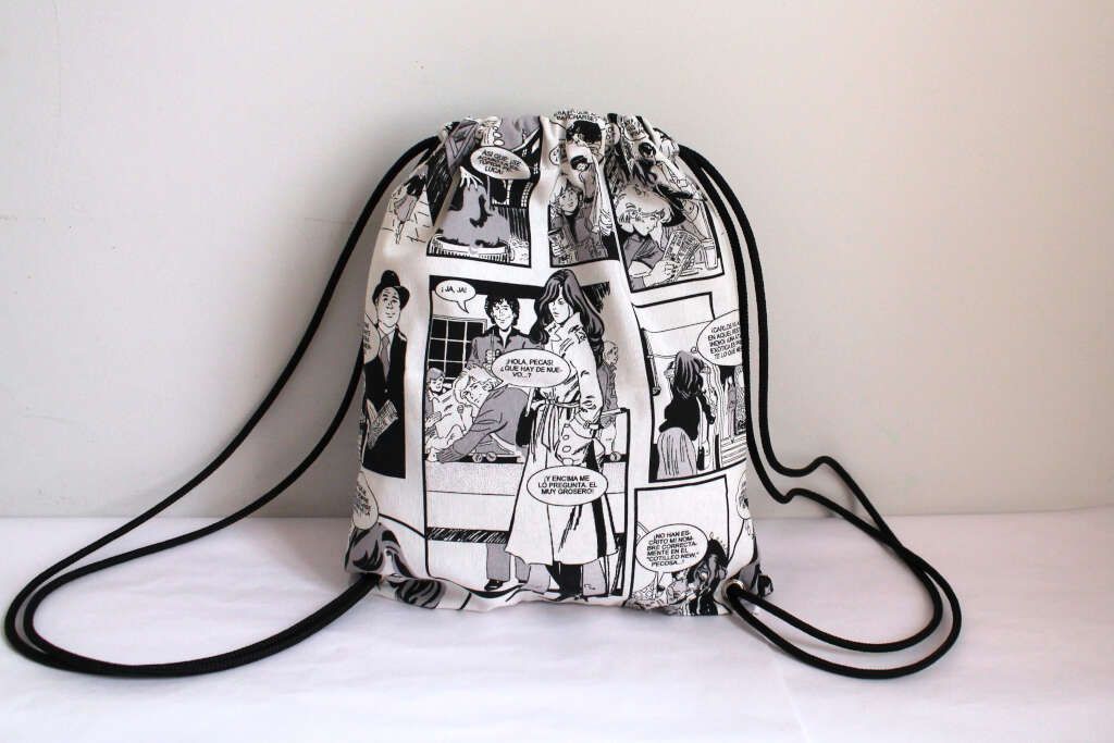 Mochila de tela comic con cuerdas ajustables