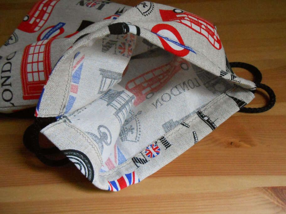 Detalle interior mochila saco de tela estampada con motivos de Londres